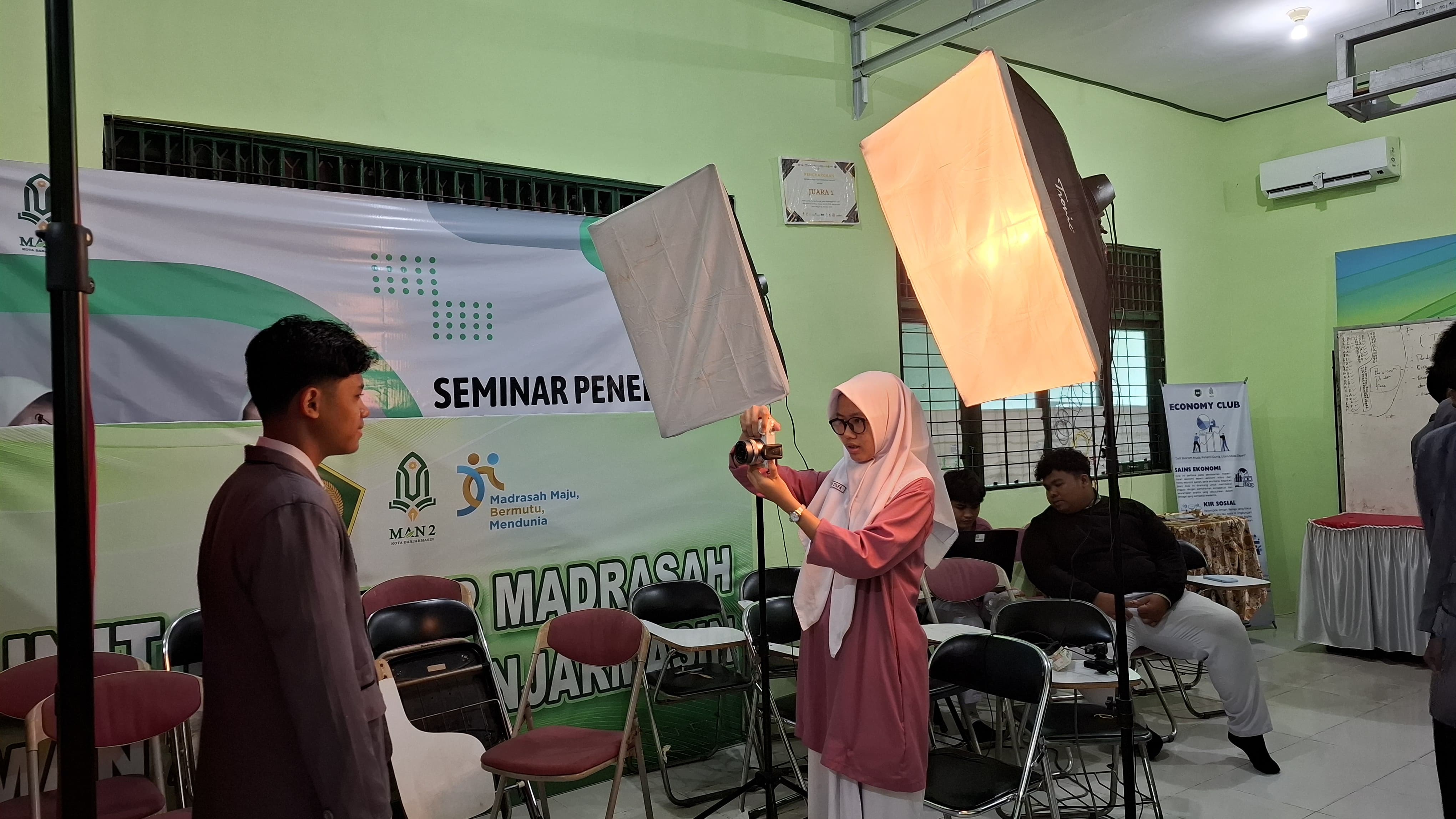 Upaya Tertib Administrasi, MAN 2 Kota Banjarmasin Gelar Sesi Pemotretan Murid Kelas X